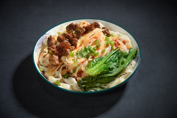 干拌红烧牛肉刀削面